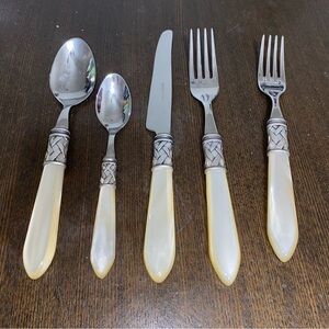 Vietri Bugatti 18/10 Aladdin Ivory Antique Lattice 5 Pc  Made In Italy